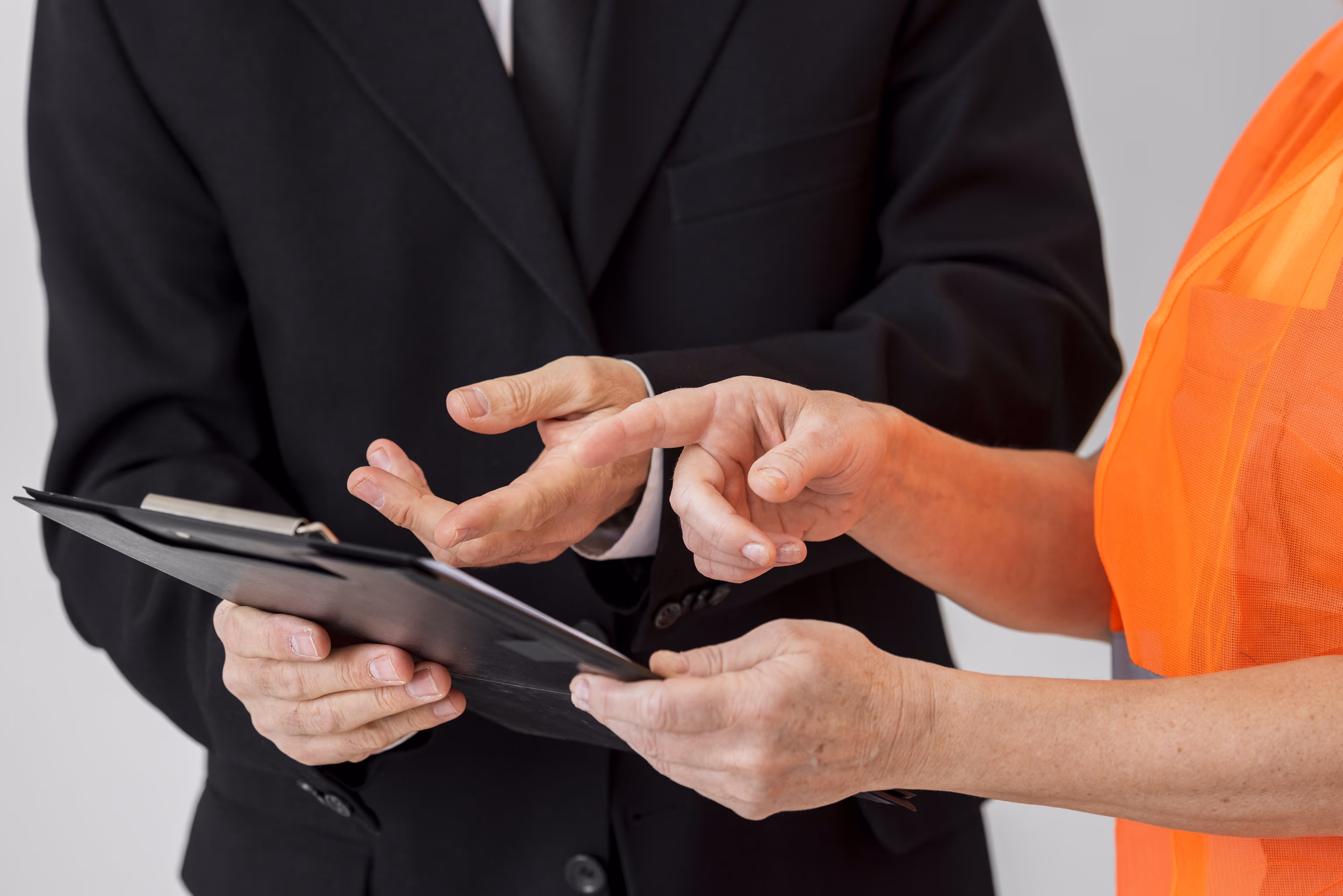 Technicien expliquant un devis à un client